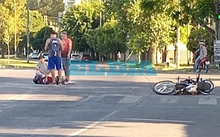 Un motociclista se accidentó y tuvo que ser asistido por vecinos en Diagonal 73 y 72