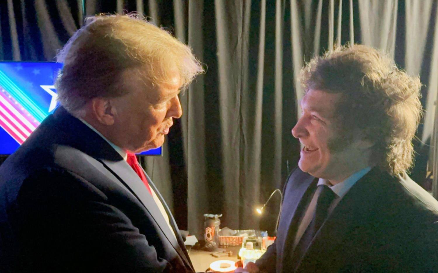 Trump "a lo Milei": promete firmar 100 medidas durante su primer día como presidente