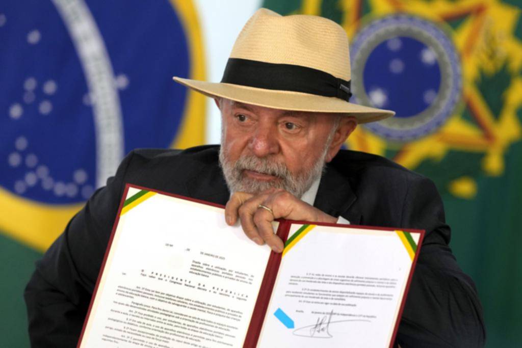 Brasil ya tiene la nueva ley que restringe el uso de celulares en escuelas