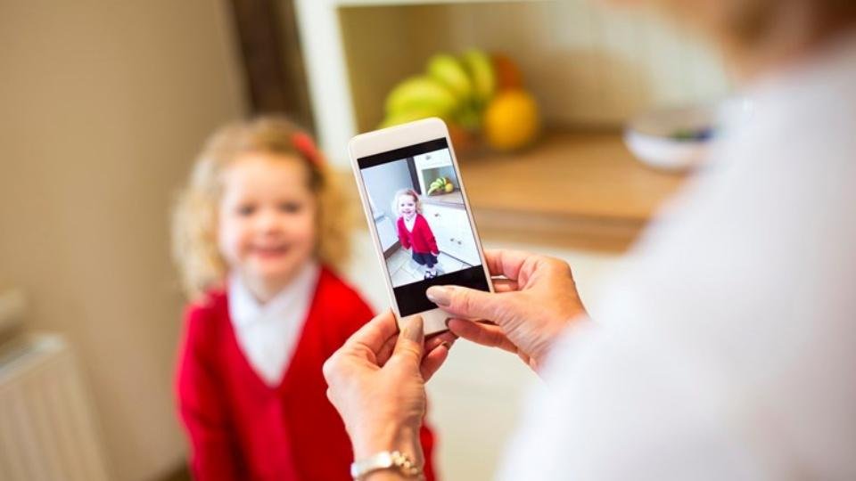 Exposición en redes: piden regular el posteo de fotos de niños