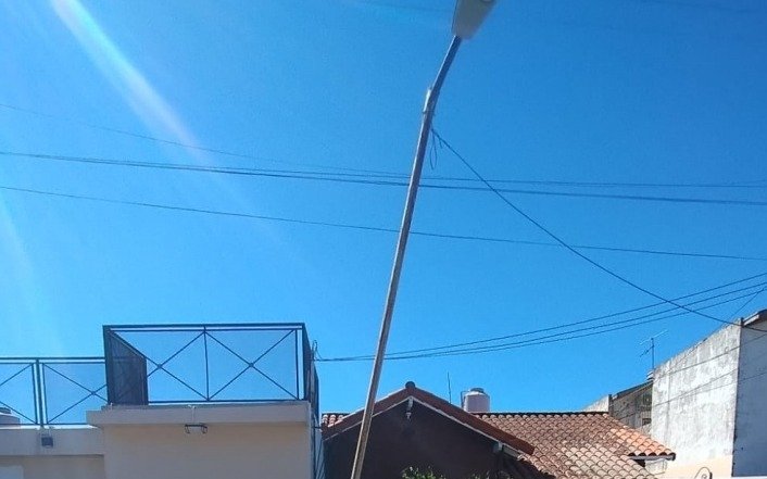 Vecinos de Quilmes Oeste alarmados por poste de luz a punto de caer