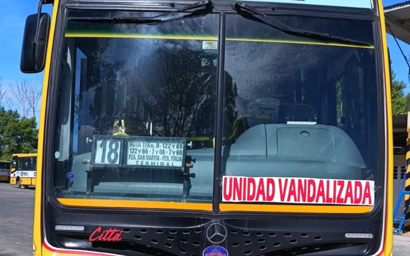 Dos líneas de micro de La Plata se niegan a reponer ventanas rotas por piedrazos