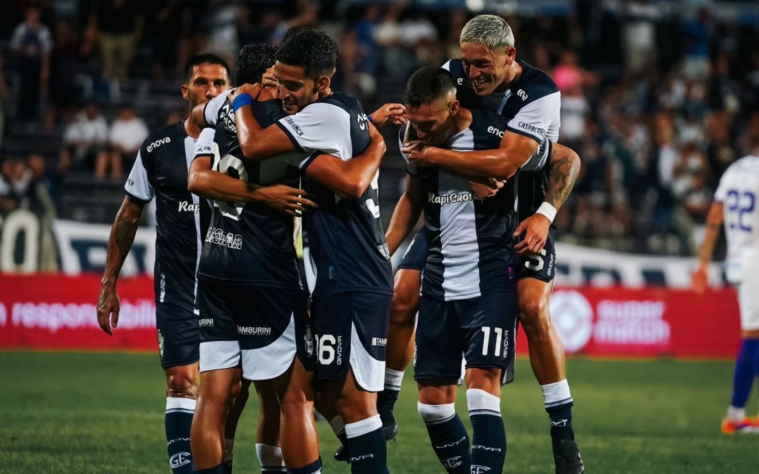 Gimnasia se lo ganó en el final a Defensor Sporting: 3-2 en Montevideo