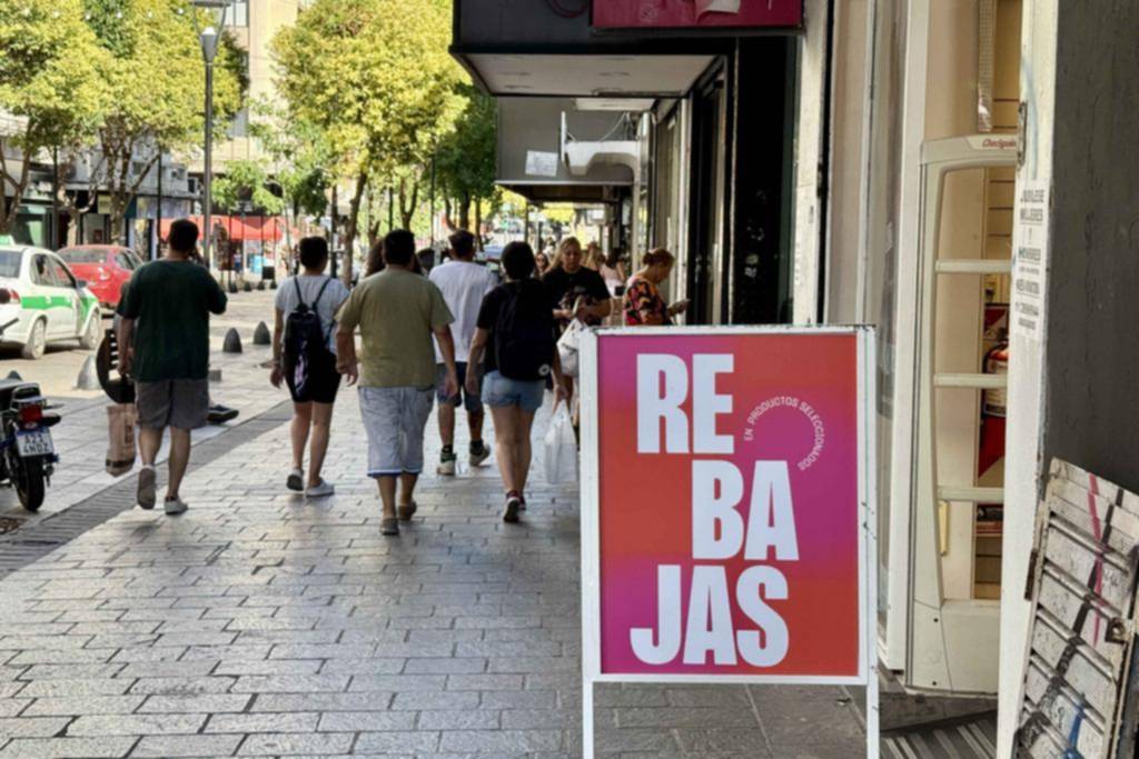 Liquidaciones y oportunidades: el comercio de La Plata busca sumar ventas