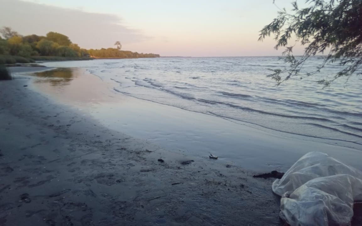 Hallan sin vida a un pescador platense en la costa de Berisso tras una búsqueda que se extendió hasta la madrugada 