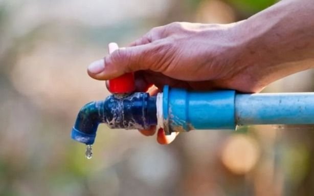Con el termómetro al rojo vivo, en La Plata se disparan otra vez las denuncias por falta de agua