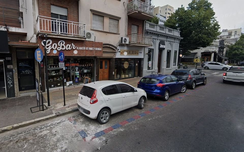 Sedientos de delincuencia: armados, se roban botellas de whisky y fernet de un comercio en pleno centro de La Plata