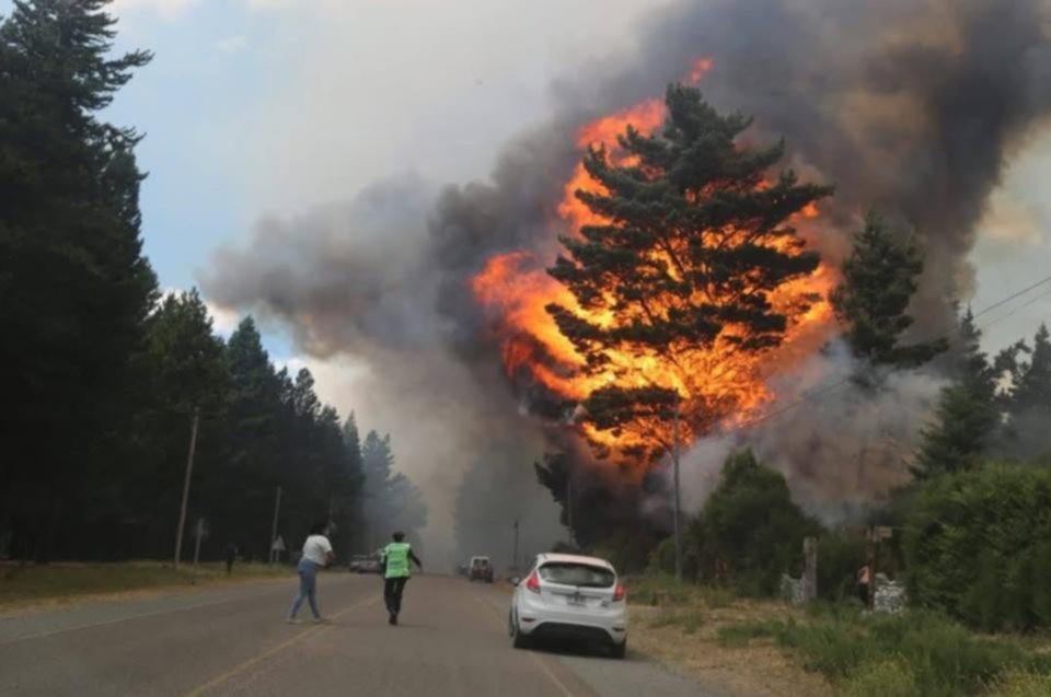 Feroz incendio en Epuyén: hay más de 50 casas quemadas y 200 evacuadas