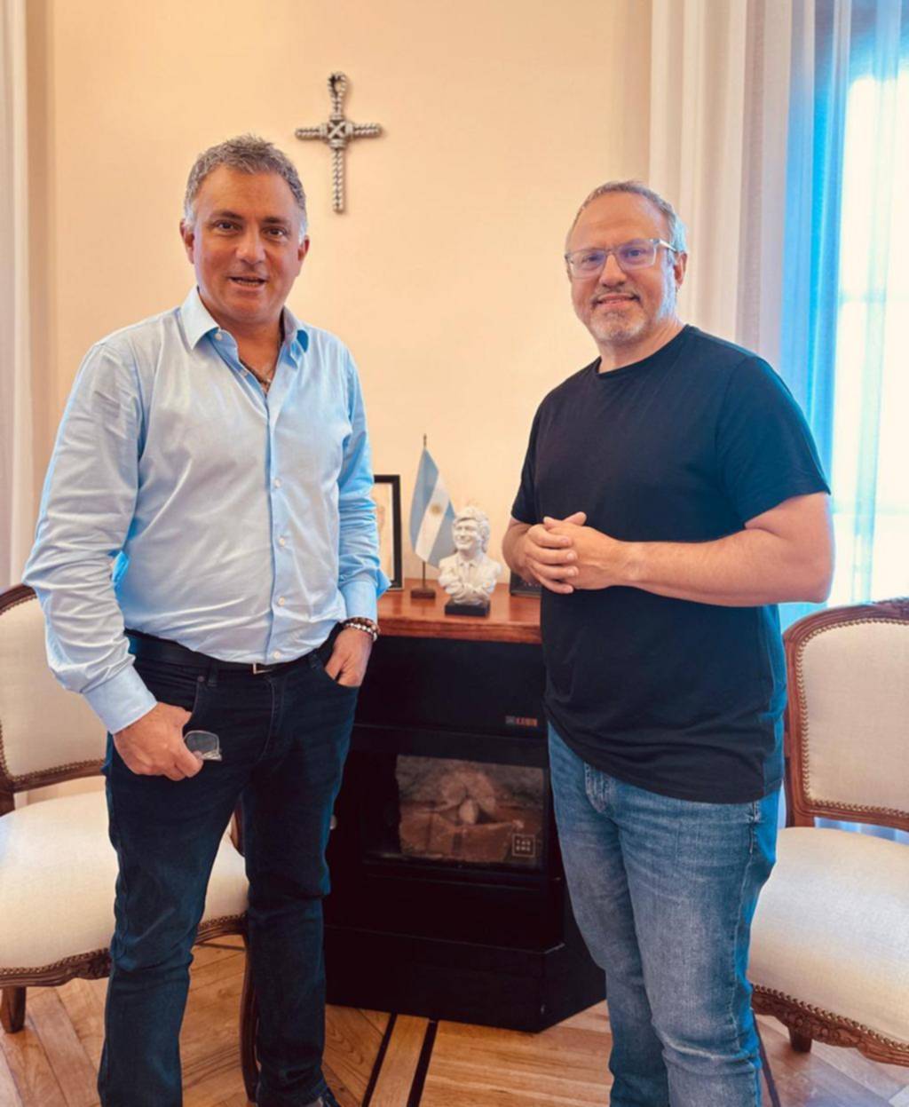 Milei sumó a dos intendentes y amplió su tropa en la Provincia