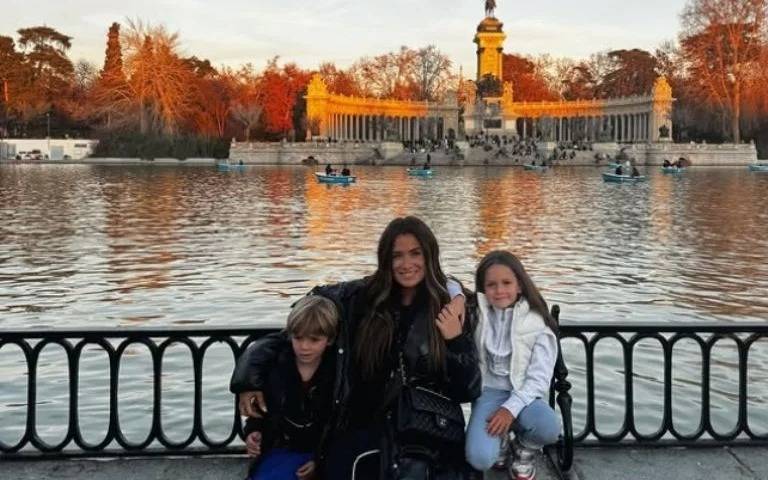 Cami Homs viajó a Madrid con sus hijos para reencontrarse con Rodrigo De Paul: operativo familia