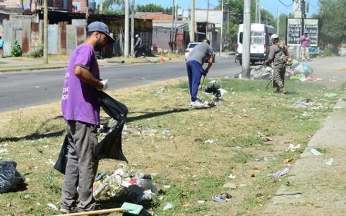 Quilmes intensifica la limpieza en Loma Alegre con un operativo integral