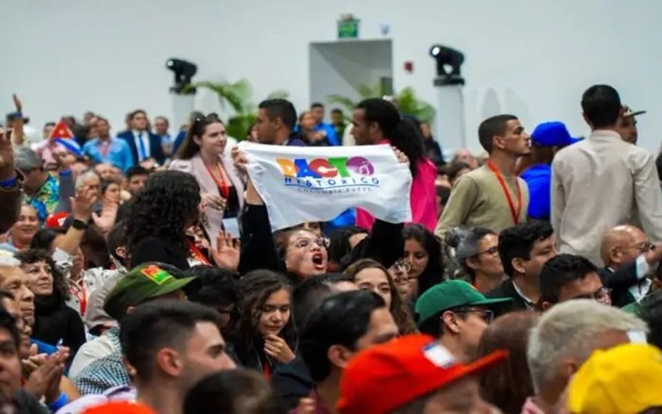 Un viaje de jóvenes argentinos solventado por Nicolás Maduro desató una guerra entre influencers