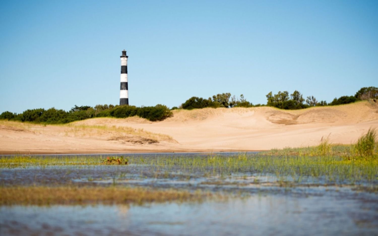 Playas con faros, las tres opciones que marcan tendencia este verano en la Costa