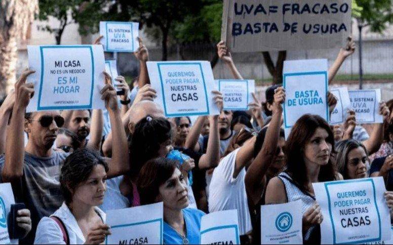 Hipotecas UVA, quejas por el costo financiero: en La Plata, damnificados piden información a las entidades