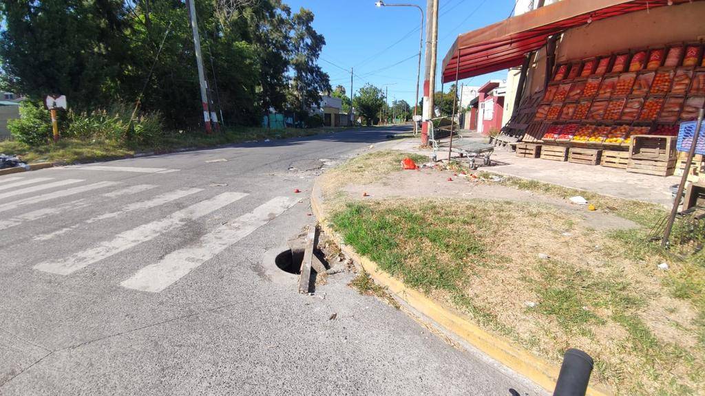 Falta la tapa de la alcantarilla y el reclamo ya cumplió un año