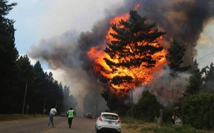 Epuyén: aseguran que el voraz incendio "comenzó por un descuido con una amoladora"