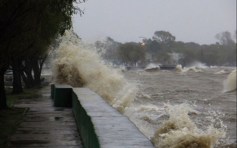 Se mantiene el alerta amarillo en La Plata por tormentas y advierten por la crecida del Río de la Plata
