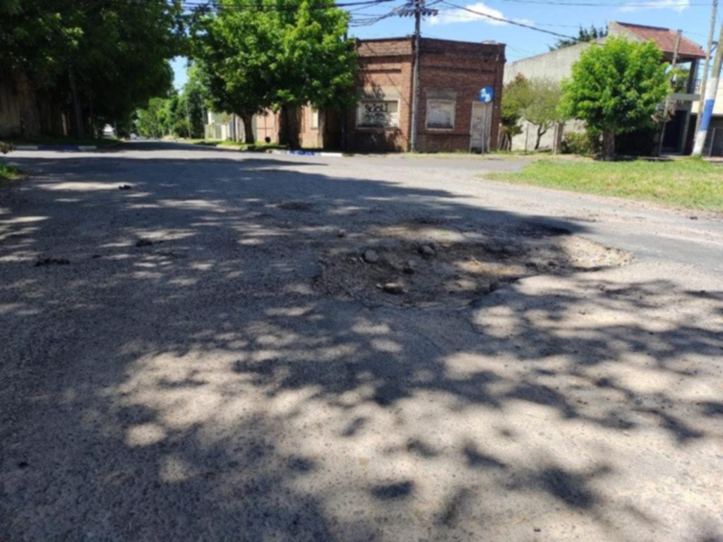 En Villa Elisa, no cesan los reclamos por un “cráter” en 6 y 46
