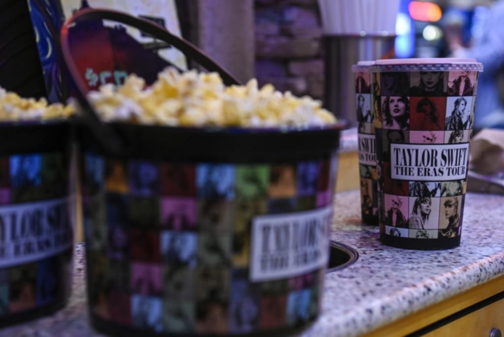 La etiqueta del cine Ahora, el público canta con Taylor y Ariana y los cinéfilos rezongan