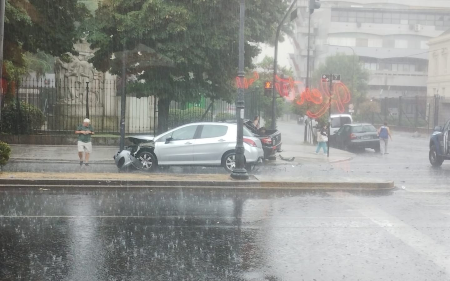 Fuerte choque en el centro de La Plata: un auto impactó contra un árbol y hay dos heridos