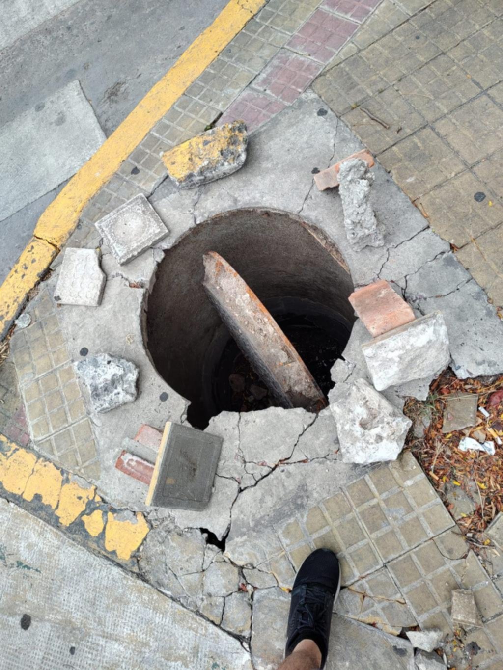 Peligro en 44 y 22 por una tapa de ABSA que se hundió en la alcantarilla