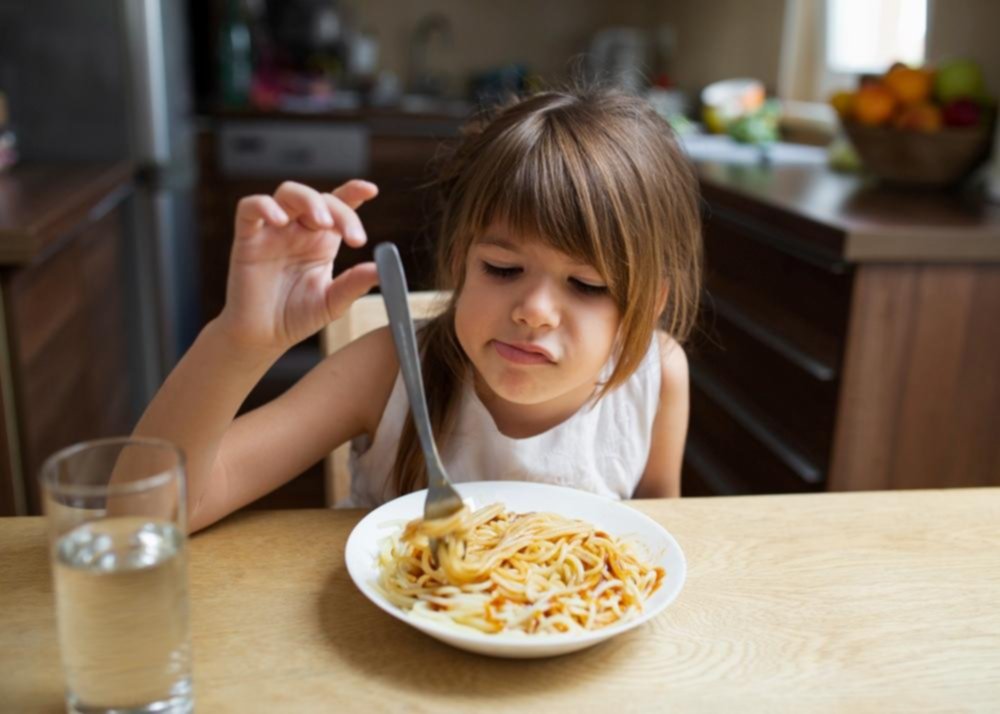 Obligar a los niños a terminar sus platos ¿fomenta la obesidad?