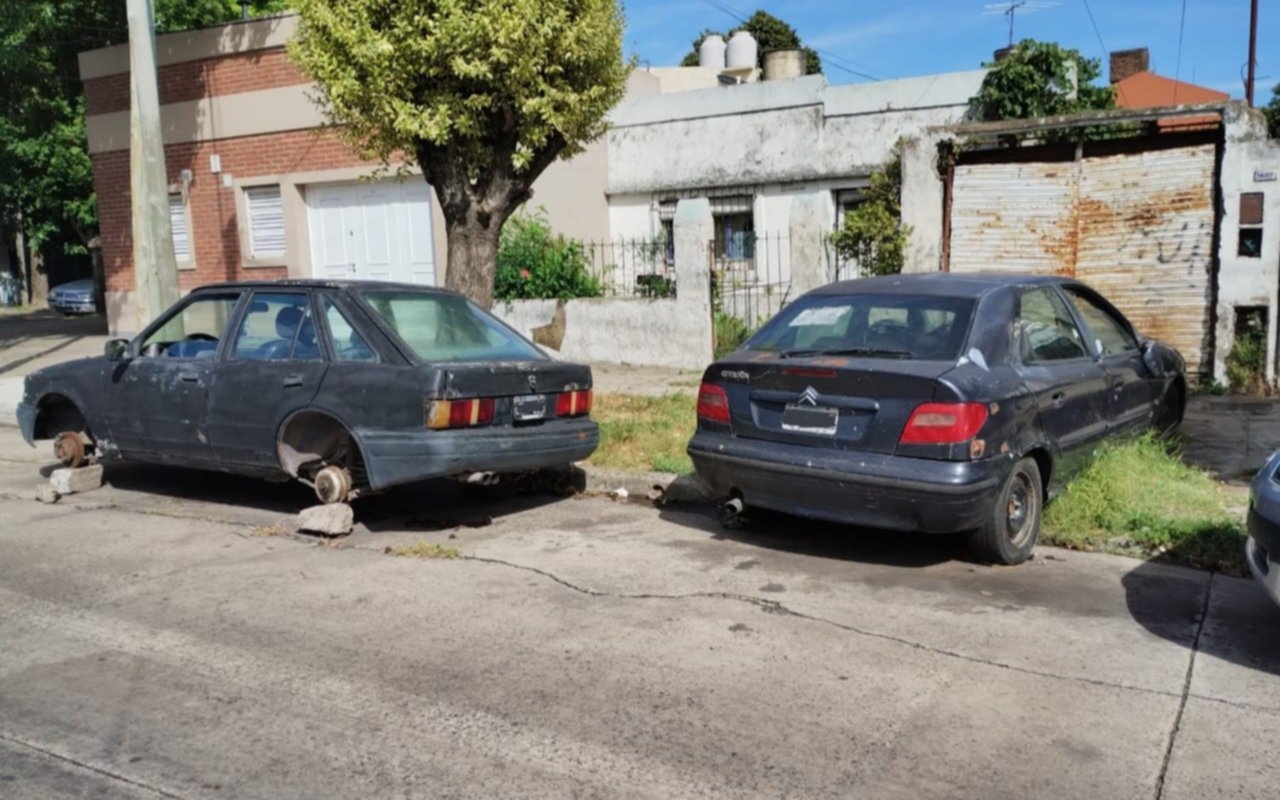 Vecinos de La Loma reclaman por autos abandonados: "Son depósitos de basura"