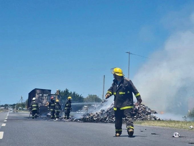 Ruta 2: se prendió fuego un camión que transportaba papel higiénico sentido a La Plata