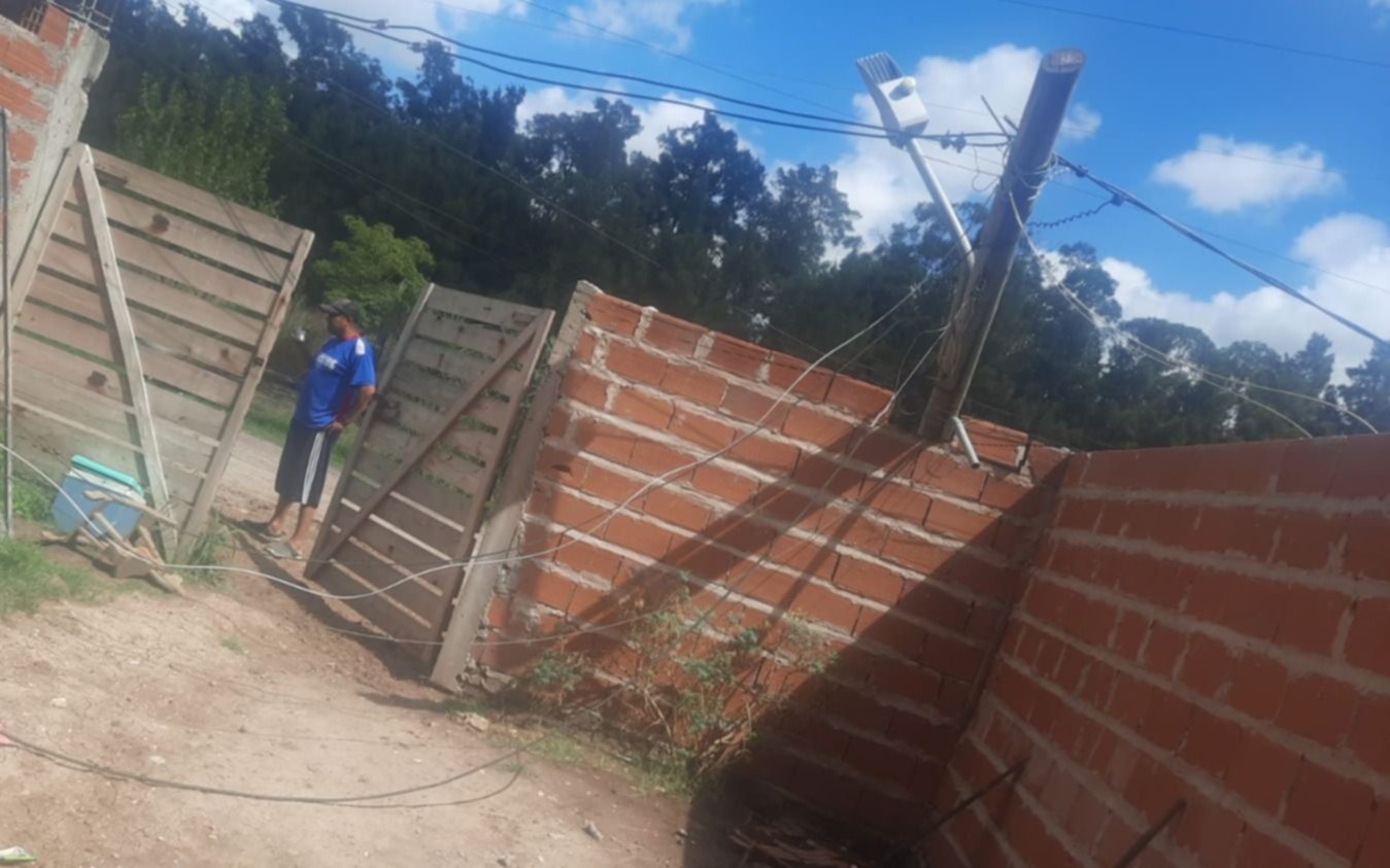 Vecinos en alerta por un poste de luz caído en Los Hornos: “Hay cables con corriente en la puerta”