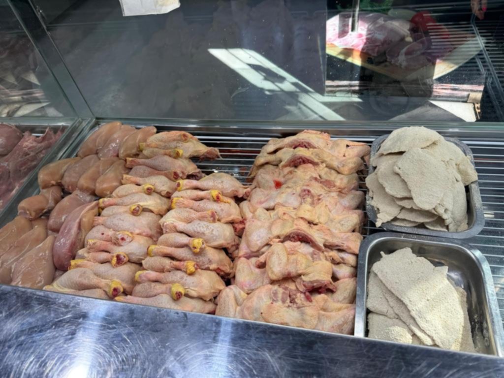 El bolsillo se impone al gusto: el pollo encabeza las preferencias en La Plata