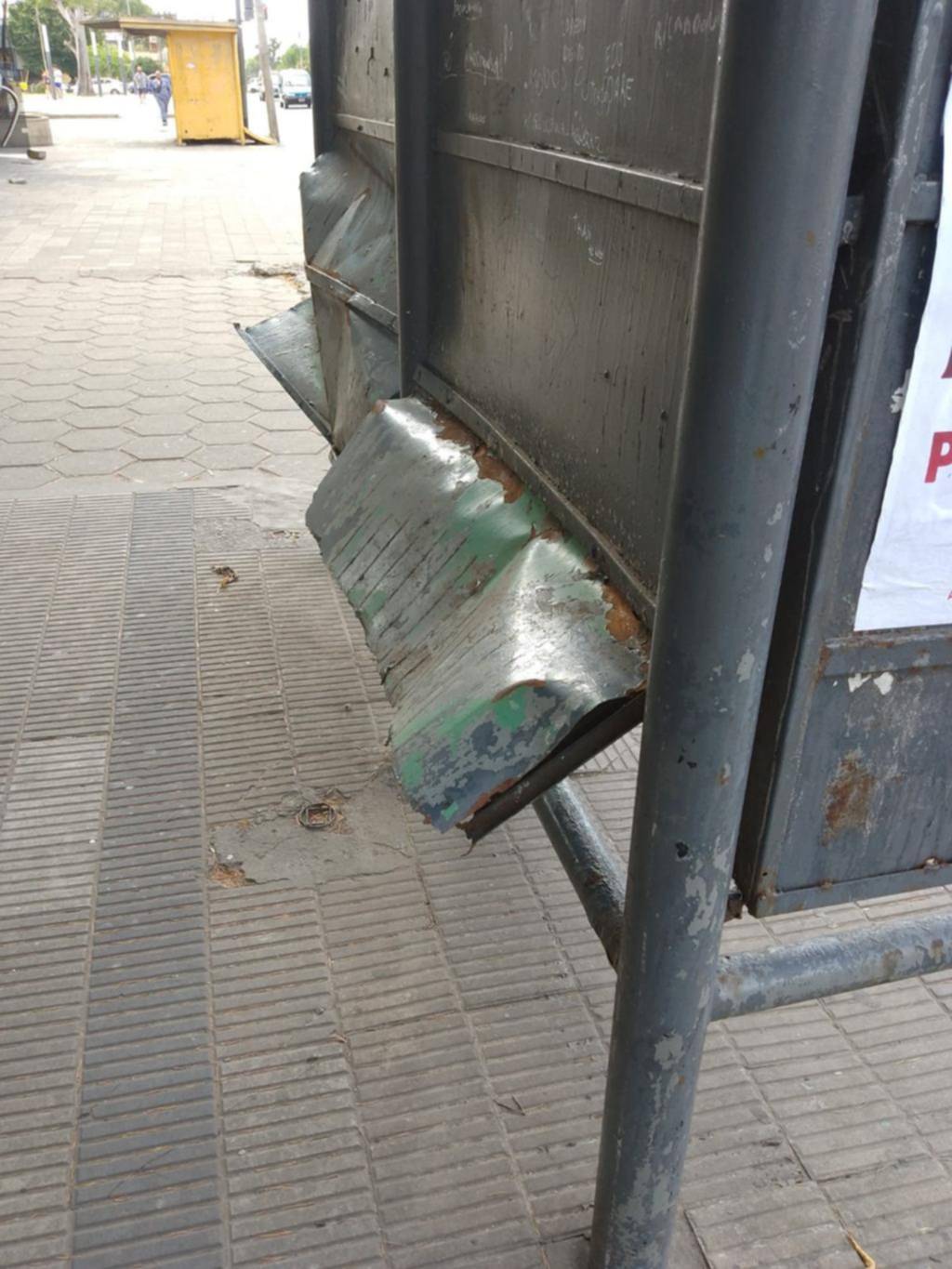 Una chapa destruida provoca riesgo en diagonal 73, 131 y 33