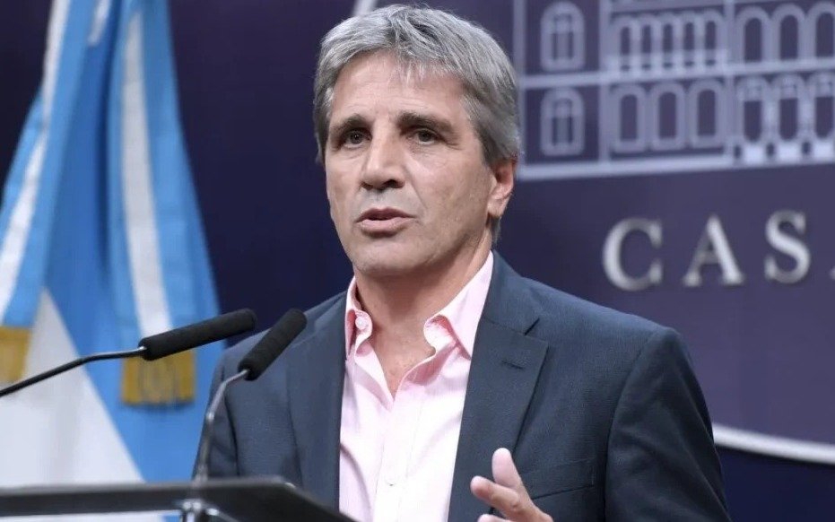 Luis Caputo defendió la política tributaria del Gobierno: “Solo podremos bajar impuestos si tenemos superávit”