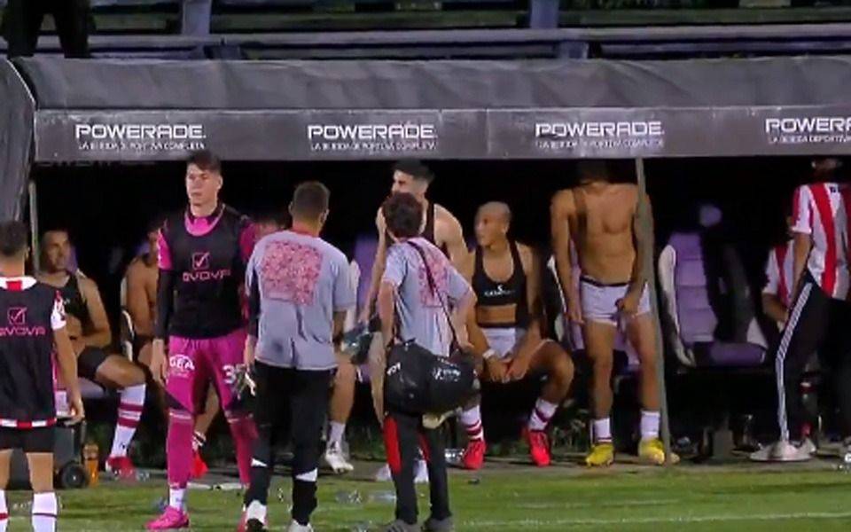 ¡Insólito! En Defensor Sporting Instituto , los hinchas del Tate desnudaron a sus jugadores