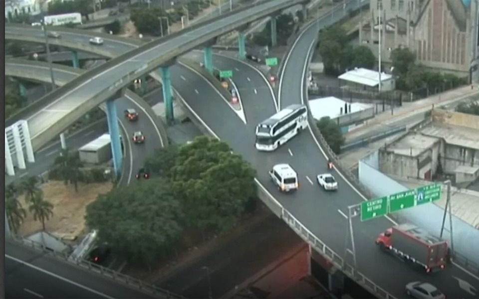 VIDEO. ¡Cuidado! Un micro doble piso en contramano en plena autopista