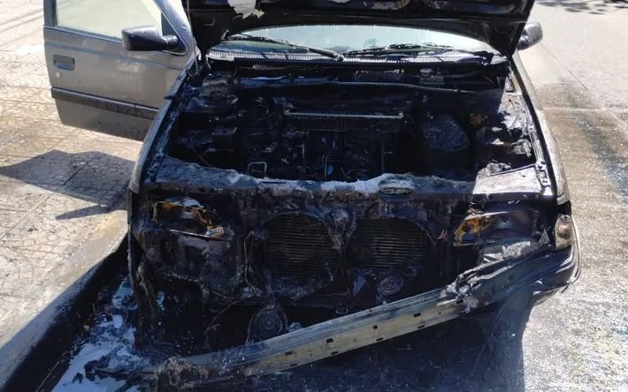 Tensión en la puerta del Club Brandsen: un auto se incendió y causó alarma en el barrio