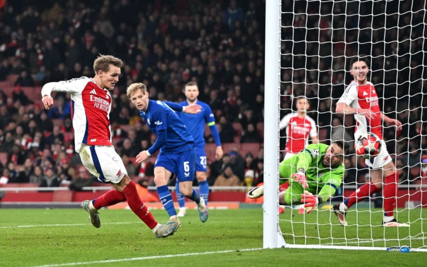 Arsenal vence 3-0 al Dinamo Zagreb y acaricia los octavos de Champions
