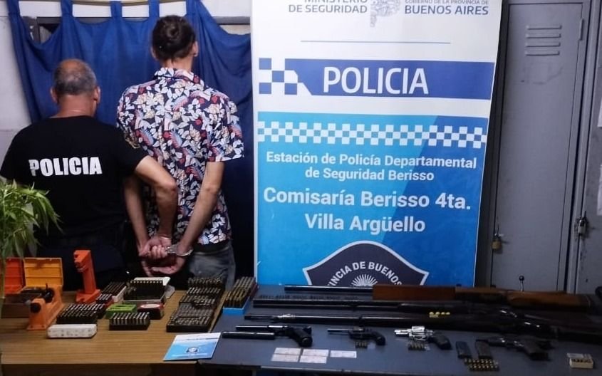 Amenazó a un vecino y cuando lo allanaron tenía un arsenal y hasta un arma del Ejército