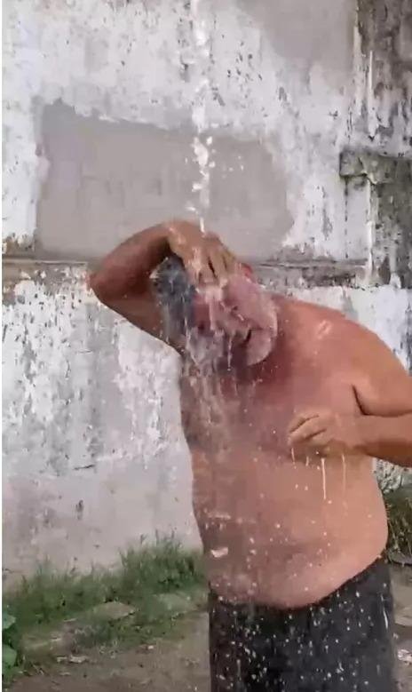 Fueron a ducharse a una delegación de Berisso por la falta de agua