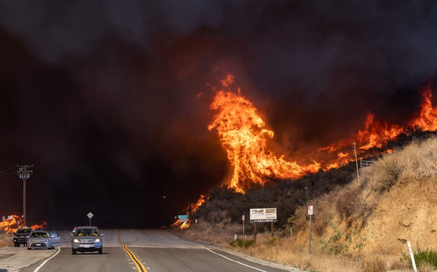 IMÁGENES.- Otro incendio de magnitud golpea a Los Ángeles y ordenan evacuar a más de 50 mil personas