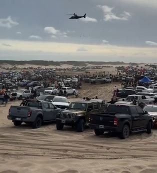 VIDEO.- En las playas de Pinamar ahora hasta aterrizan helicópteros: arrojó gorros "piluso" desde el aire