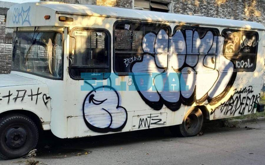 El "bondi de Otto" de Los Simpson, abandonado en un barrio de La Plata