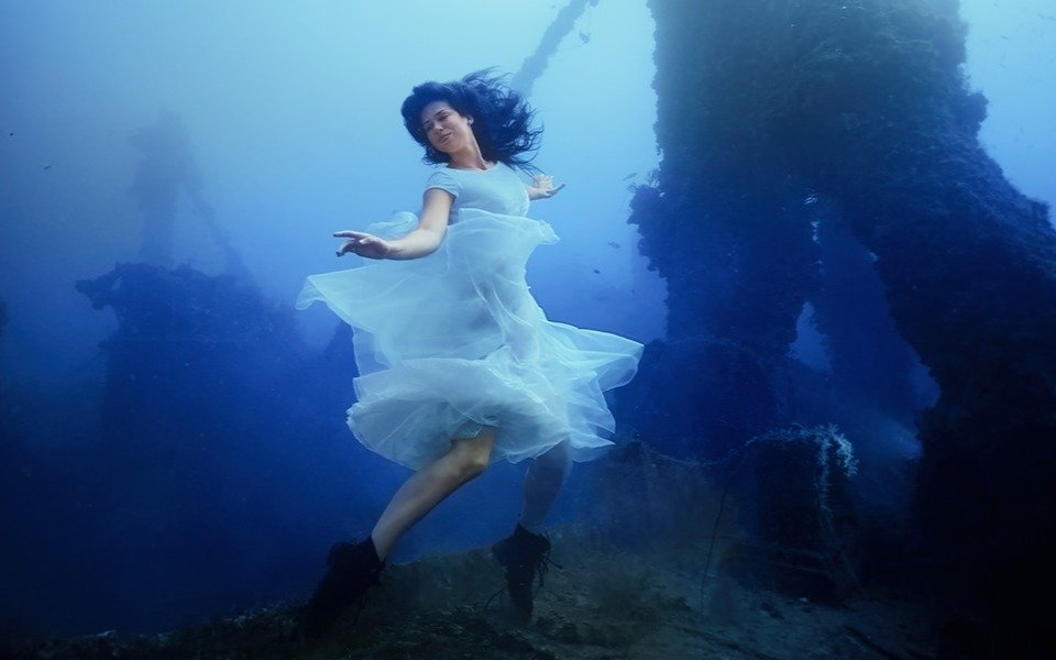 Nuevo récord mundial: una modelo y un fotógrafo, sumergidos en las aguas más profundas