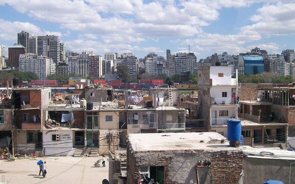La pobreza por falta de ingresos o carencias básicas llegó al 61% en la primera mitad de 2024