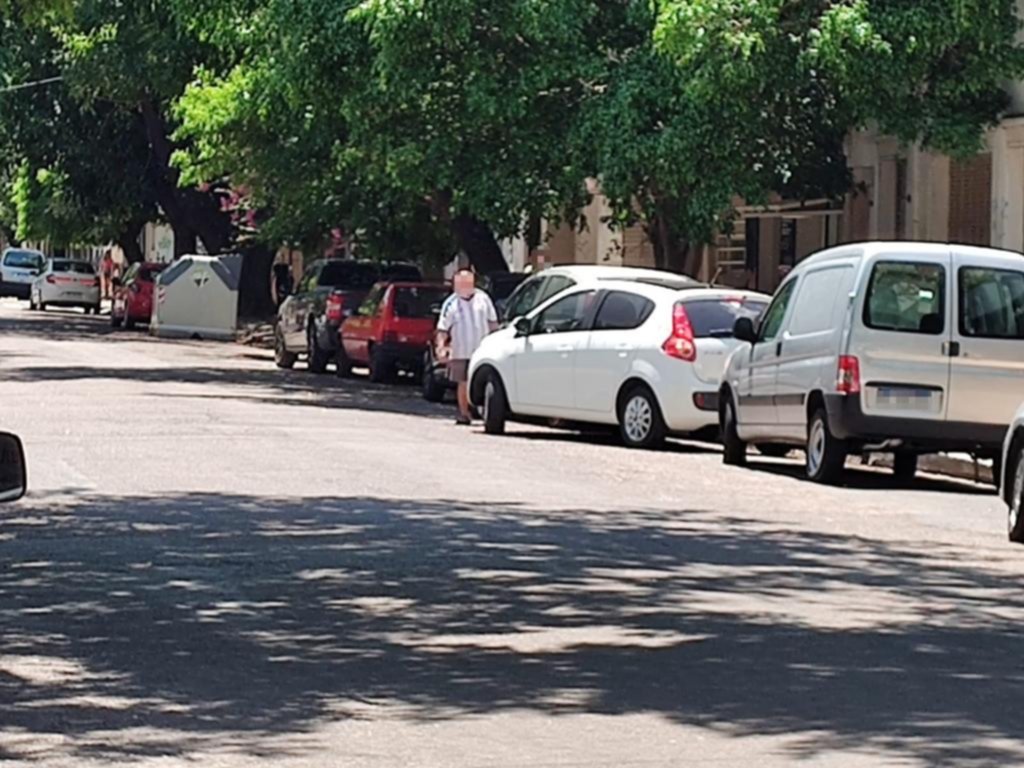 Cuidacoches dominan las transversales del centro comercial de calle 12
