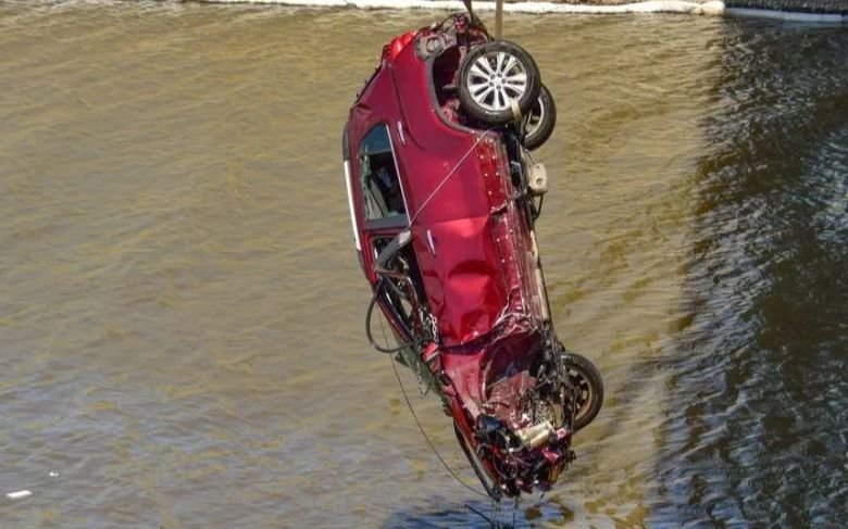 Conmoción: un platense cayó con su camioneta a un embalse cerca de Bahía Blanca