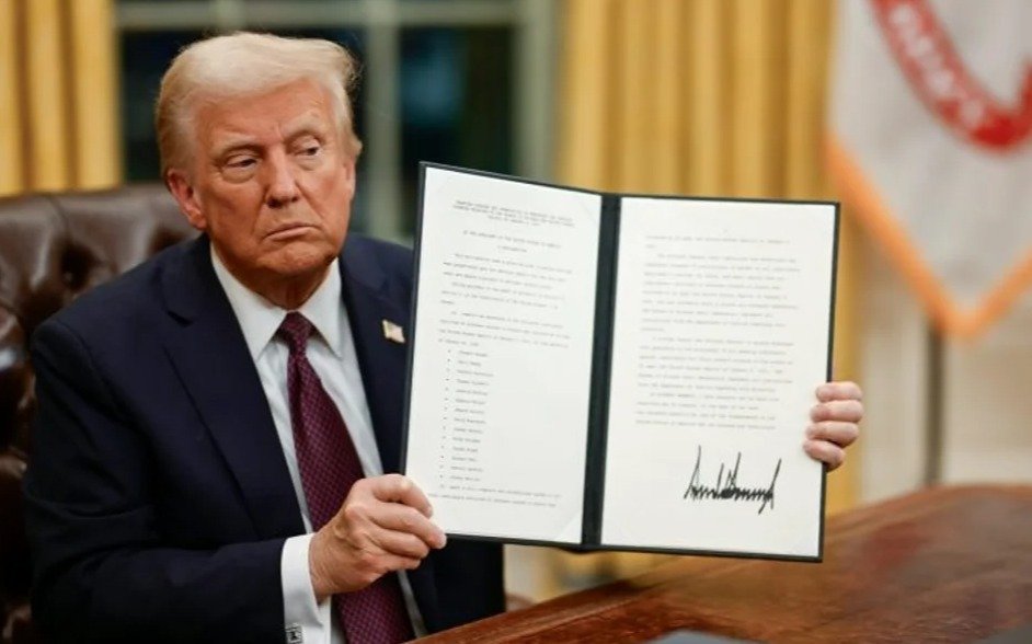 Revés para Trump: un juez bloqueó la orden de ciudadanía automática 