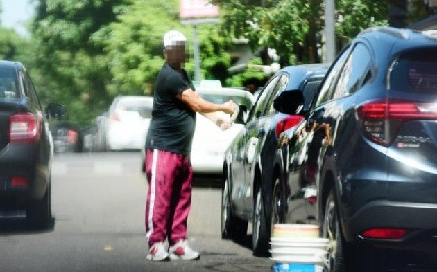 Vecinos, comerciantes y cuidacoches se enfrentan