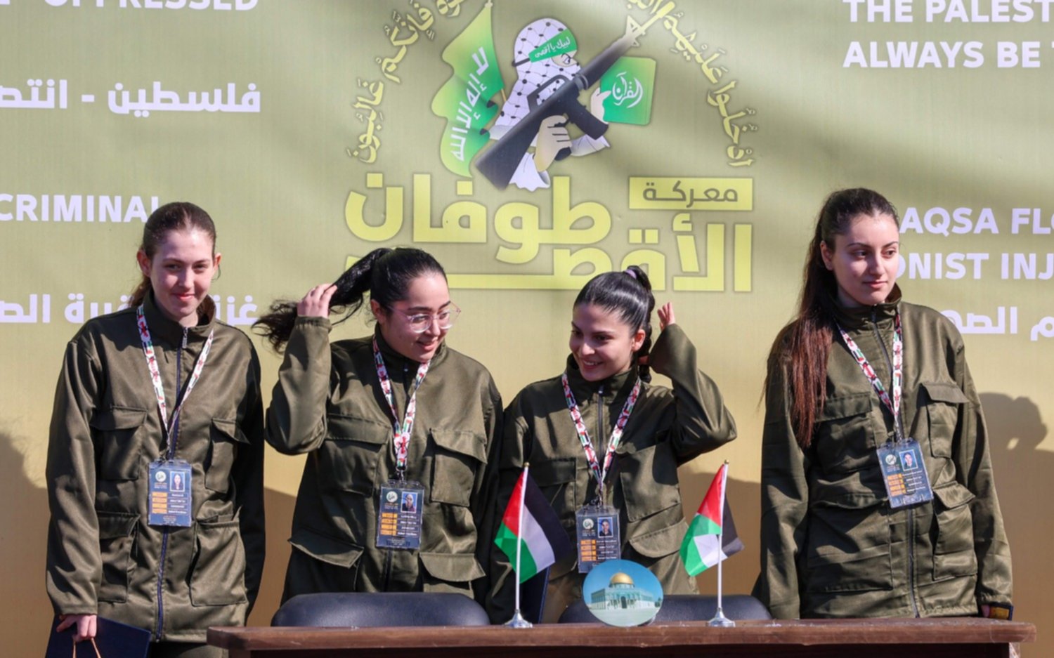 Gaza: Hamas liberó a otras cuatro mujeres israelíes, quienes fueron recibidas por una multitud