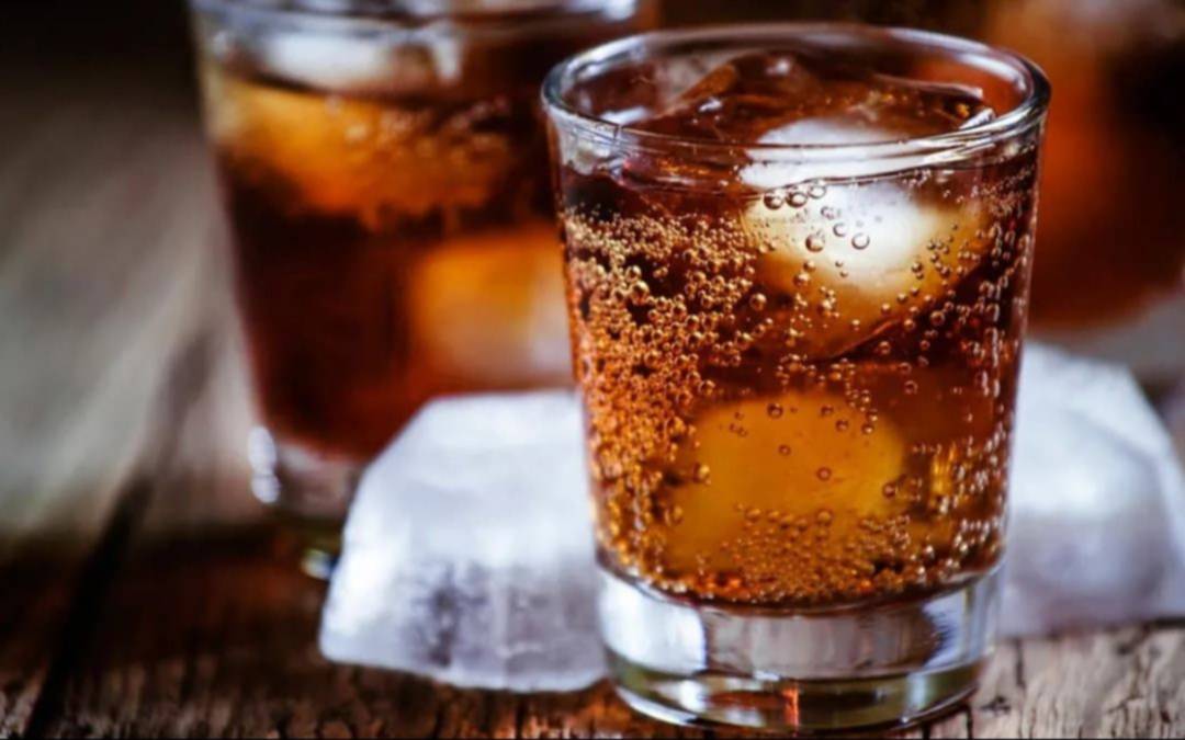 Diabetes: ¿por qué algunos expertos recomiendan tomar una gaseosa con azúcar y no las "light" o "cero"?