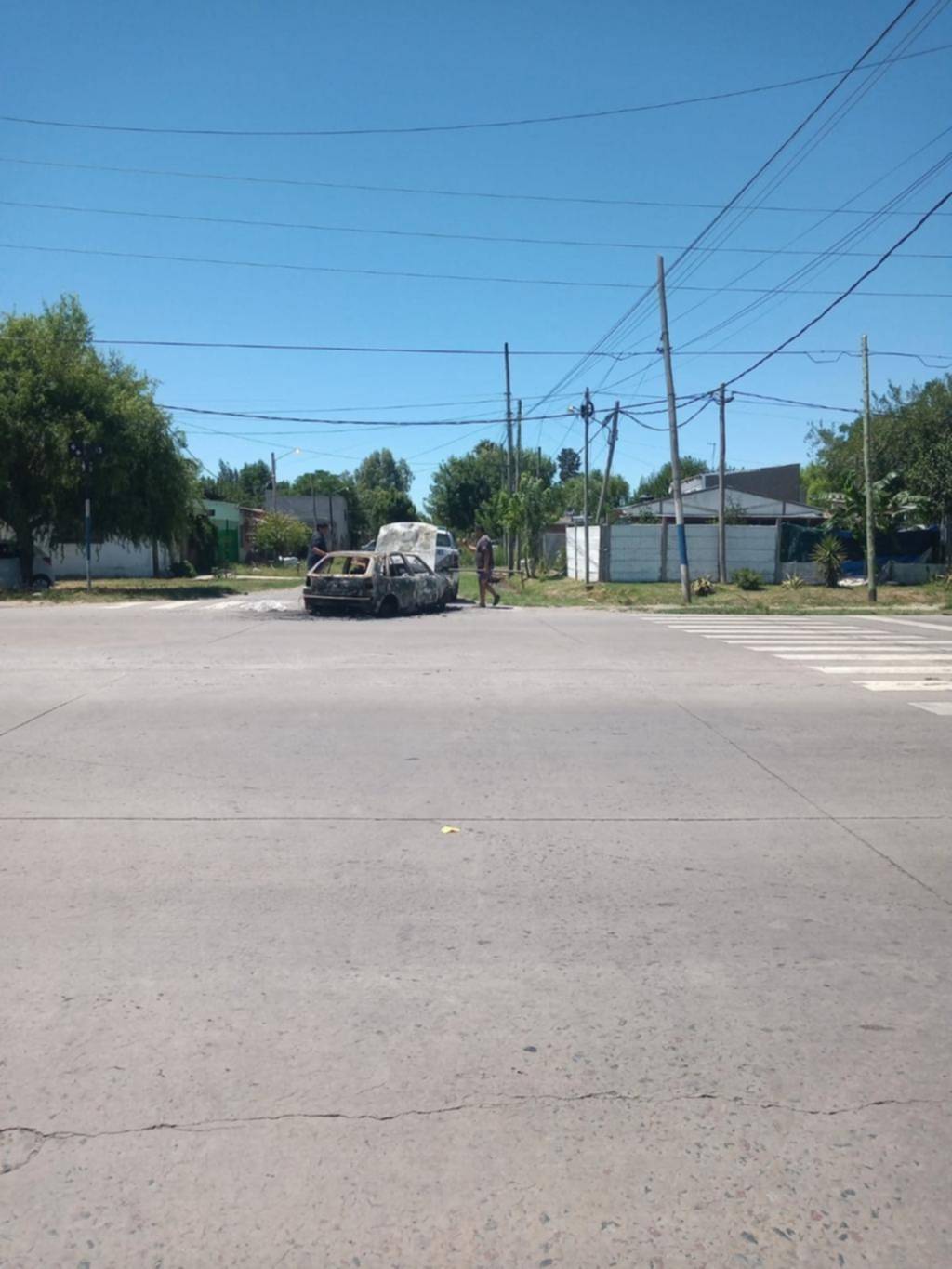 Misterio en Villa Elvira por un auto en medio de la Avenida 13